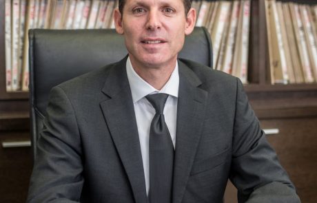 350 אלף שקלים לצעיר ששבר את ידו לאחר שנפל מקורקינט עקב בור בכביש.