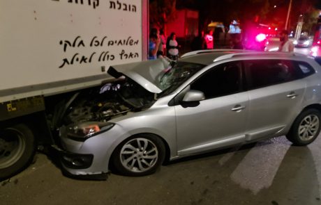 תאונה בין רכב פרטי למשאית הכביש נחסם.